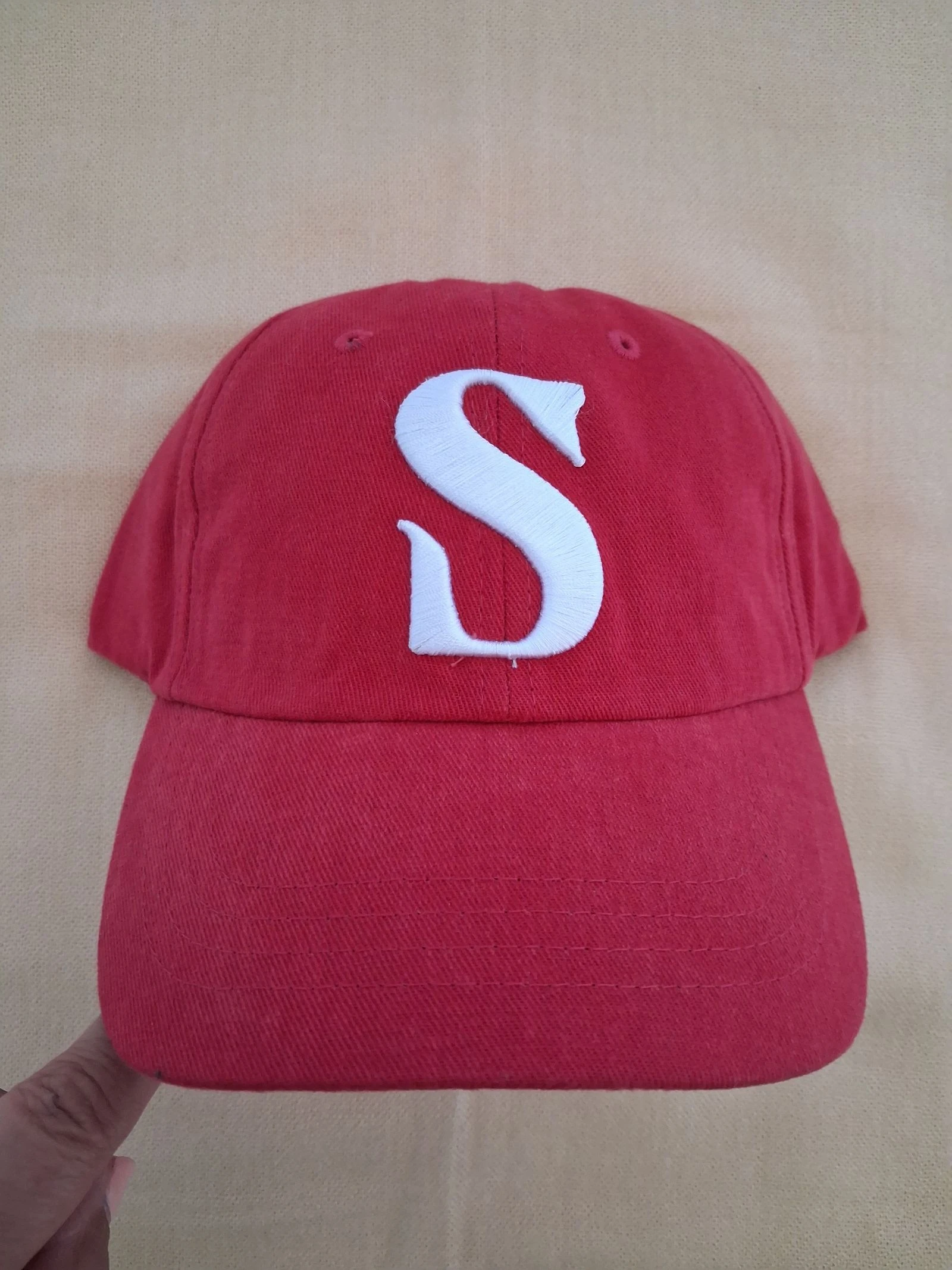 Casquette rouge brodée « S » — P.Yue Studios (Neuve)